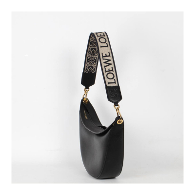 LOEWE. Bolso de hombro modelo «Luna» estilo hobo en piel de vacuno con acabado satinado y bandolera extraíble de jacquard con el logo de la marca.