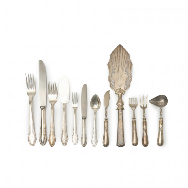 Cubertería en plata española punzonada, s.XX. 89 piezas.