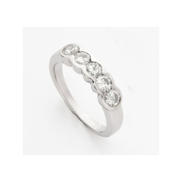 Cinquillo con 5 diamantes talla brillante con un peso total de 0,75 cts. aprox.