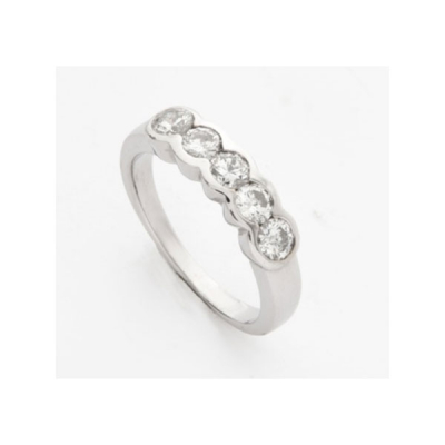 Cinquillo con 5 diamantes talla brillante con un peso total de 0,75 cts. aprox.