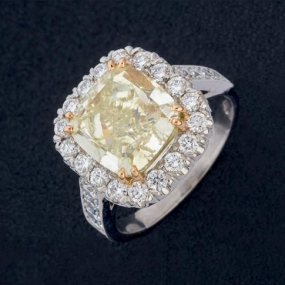 Importante anillo de oro blanco de 18 K. y platino con diamante fancy intense yellow de 5 ct.