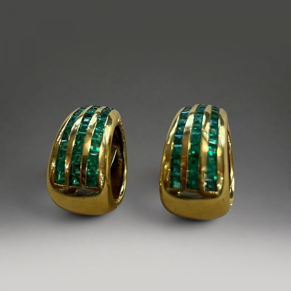 ESPECTACULAR PAREJA DE PENDIENTES EN ORO 18K Y PESO DE 28.9G CON 6CT DE ESMERALDAS, JOYERÍA SENDON BARCELONA.