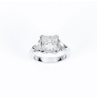 Anillo solitario en sólida montura de oro blanco con un limpio y blanco diamante natural, talla princesa de 2.80 ct aprox.