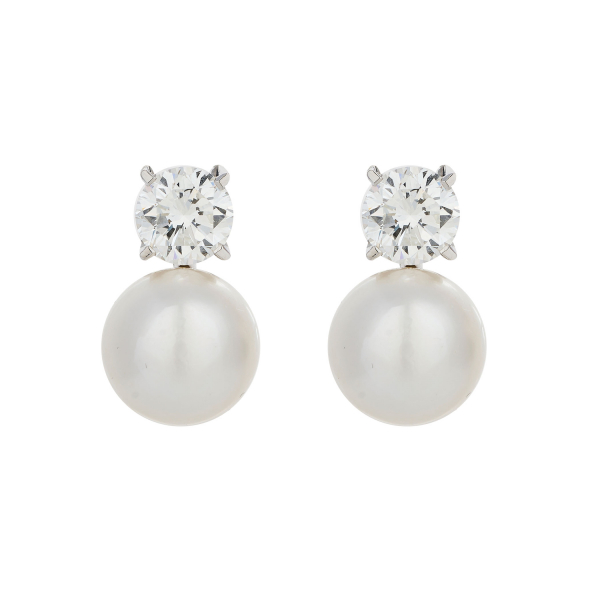 Pendientes tu y yo en oro blanco con diamante talla brillante engastado en garras y perla cultivada botón de 11,5 mm.