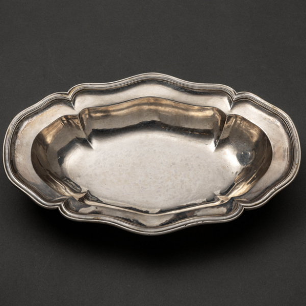 Bacía en plata española punzonada del siglo XX.