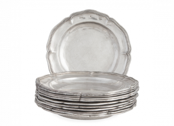 Juego de doce platos ingletados de plata. Con marcas.  B. Pomar y Cortes, Espa&ntilde;a, S. XVIII - XIX. 