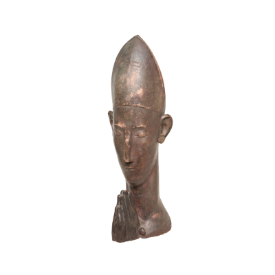 Lluís Maria Saumells Panadès (Gironella, Barcelona, 1915-Tarragona, 1999)  Busto de Obispo.  Escultura en terracota patinada. Firmada. 