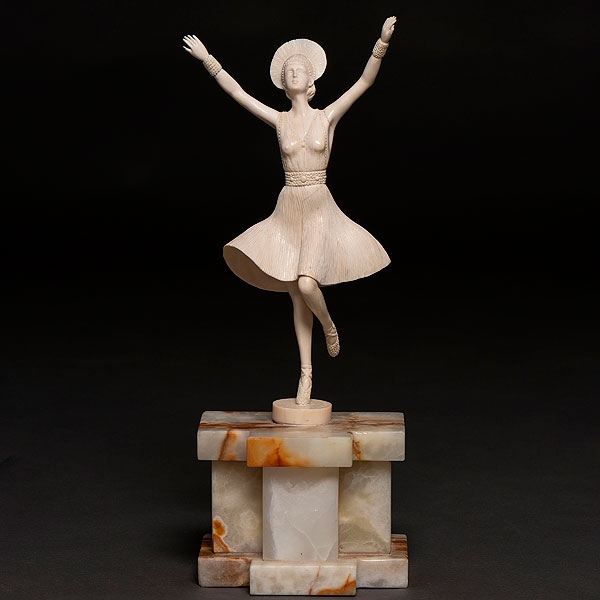 &quot;Russian Dancer&quot; Figura escultórica realizada en marfil tallado. Siglo XX