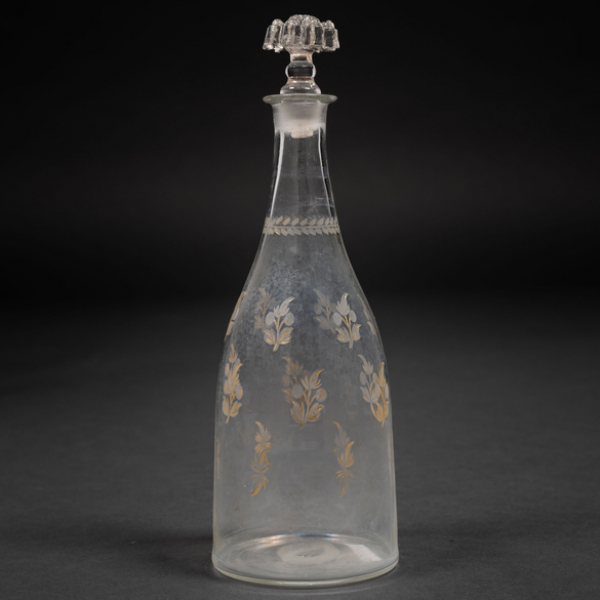 Botella en cristal traslúcido esmaltada con motivos florales de la Real Fábrica de cristales de la Granja de finales del siglo XVIII-XIX.
