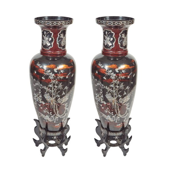 Pareja de jarrones vietnamitas en madera lacada con decoraciones incrustadas en nácar de motivos vegetales, florales y de aves fénix, c.1960.
