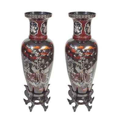 Pareja de jarrones vietnamitas en madera lacada con decoraciones incrustadas en nácar de motivos vegetales, florales y de aves fénix, c.1960.