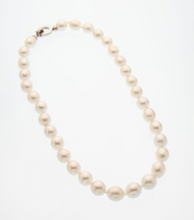 Gargantilla de perlas australianas con cierre en oro blanco con diamantes talla brillantes.