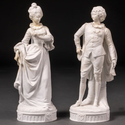 &quot;Dama con mascara y músico con laúd&quot; Conjunto de dos esculturas de biscuit. Trabajo francés, Siglo XIX.