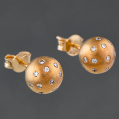 Elegante pareja de pendientes en forma de bolas en oro amarillo de 18kt orladas de brillantería.