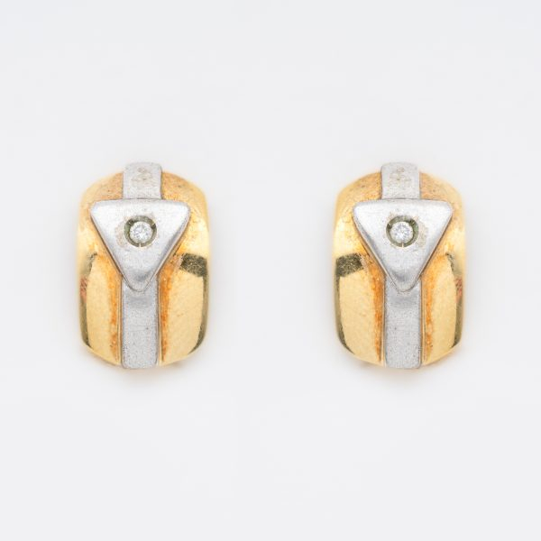 Pendientes dise&ntilde;o media criolla en oro bicolor con circonita engastada en chat&oacute;n.