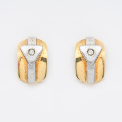 Pendientes dise&ntilde;o media criolla en oro bicolor con circonita engastada en chat&oacute;n.