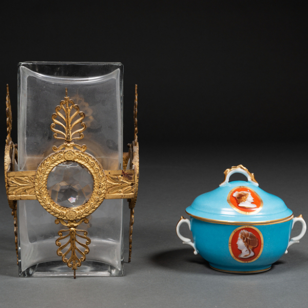 Conjunto de centro de mesa en cristal y porcelana esmaltada 