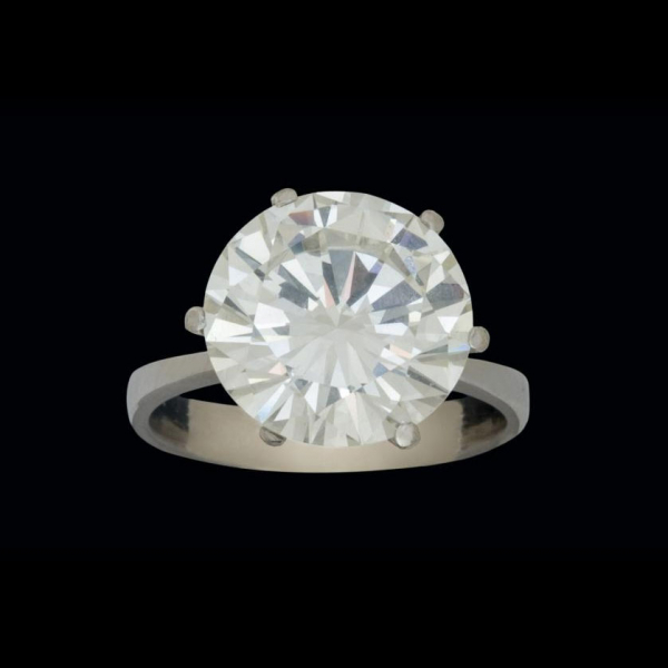 Anillo de oro blanco de 18 K. con brillante de 5,60 cts. Color: H. Pureza: VS1.  