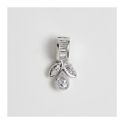 Colgante en oro blanco con diamantes tallas perilla, brillante y baguette, 1,5 cm. Peso diamantes: 0,20 ct. aprox.