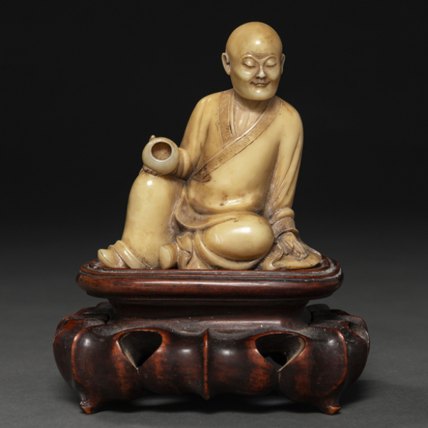 &quot;Lohan&quot; Figura escultórica de bulto redondo realizada en piedra Dinastía Qing(1644 -1912)