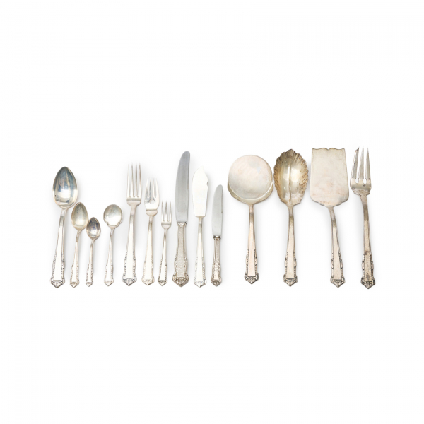 Cubertería en plata española punzonada para doce comensales, s.XX. 143 piezas.