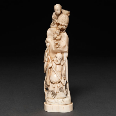 &quot;Hotei con niño y cesta de flores&quot; Figura Japonesa época Meiji(1868-1912) en marfil de morsa.