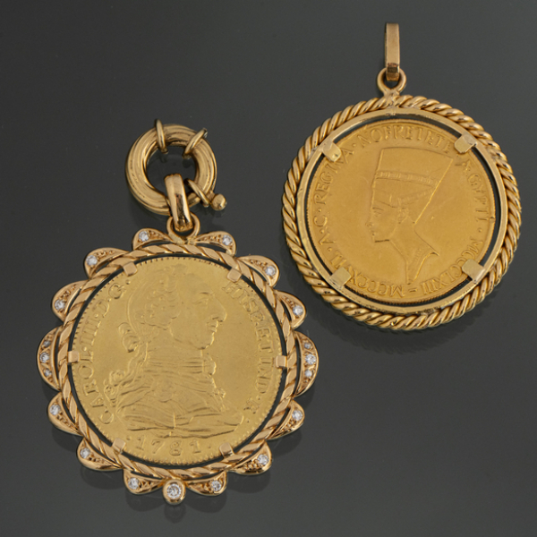 Conjunto de dos colgantes de monedas orladas en oro amarillo de 18kt.