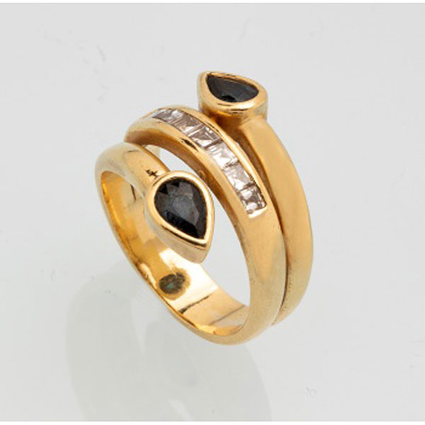 Sortija en oro amarillo con 2 zafiros y diamantes talla carré.