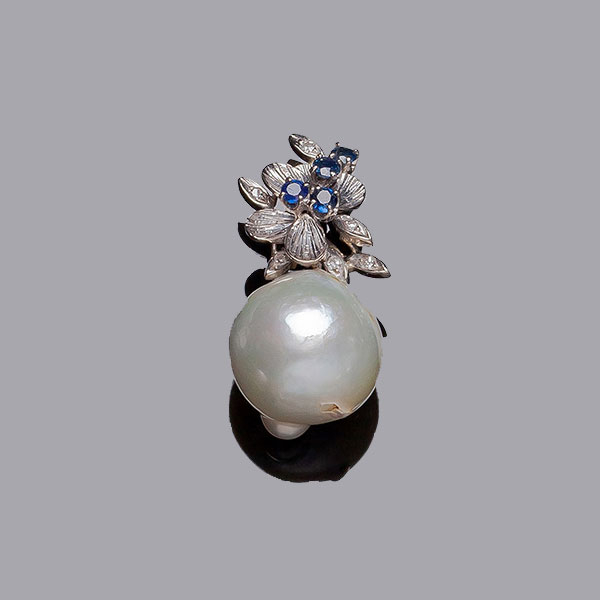 Colgante en oro blanco, con motivo floral vintage con zafiros azules en garras y diamantitos, sobre gran perla australiana 