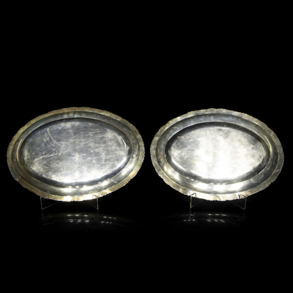 Dos bandejas de plata, s.XX.   