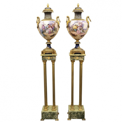Pareja de jarrones al estilo Sèvres. Circa 1900