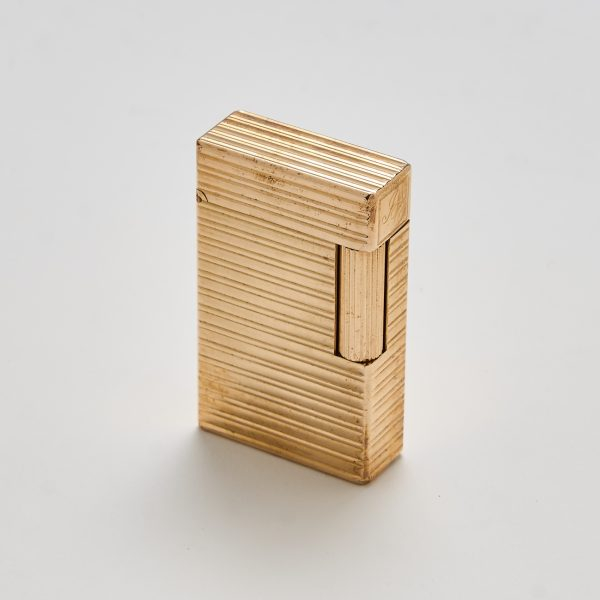 S.T. DUPONT. Encendedor en plaqu&eacute; oro con decoraci&oacute;n de l&iacute;neas horizontales. 