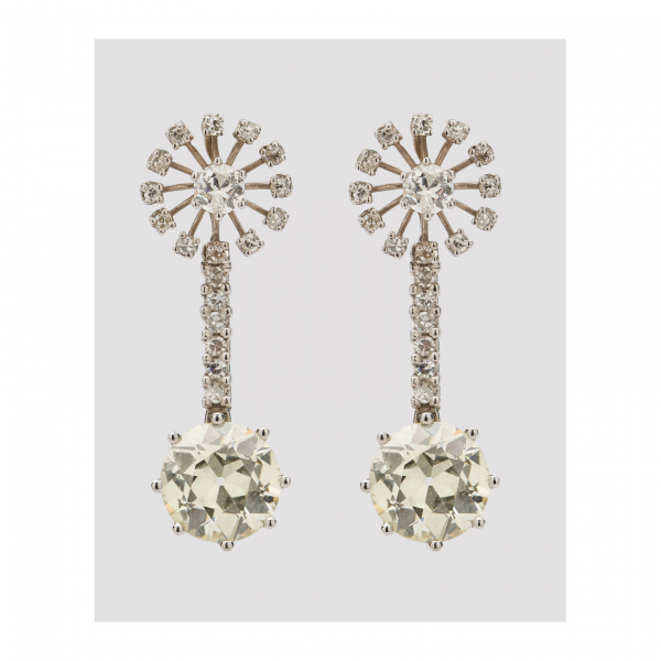 Pendientes largos en oro blanco con rosetón y barrita de diamantes tallas brillante antigua y 8/8 rematados por un gran diamante talla brillante antigua.