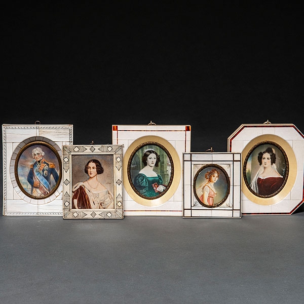 Conjunto de cinco miniaturas pintadas sobre marfil. Siglo XIX. 