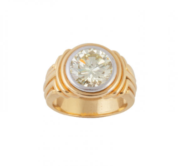 Sortija solitario con un brillante de peso estimado 3,77 ct en montura de oro gallonado.   En oro amarillo de 18K. 