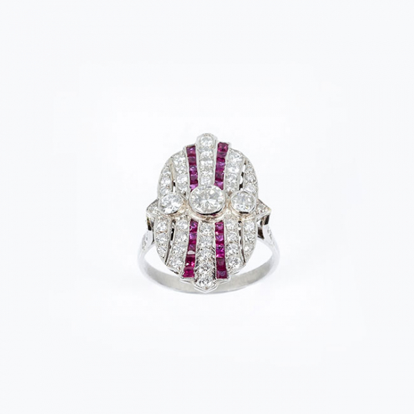 Sortija lanzadera oval, estilo art-decó en platino con un limpio y blanco diamante central, talla brillante y bandas de limpios y blancos diamantitos, talla brillante y de rubíes 