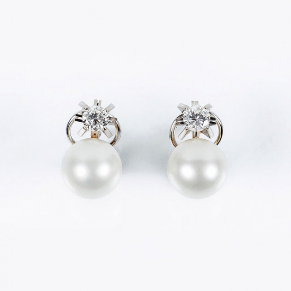 Pendientes en oro amarillo y blanco 18 K con una bonita perla australiana y un limpio y blanco diamante, 