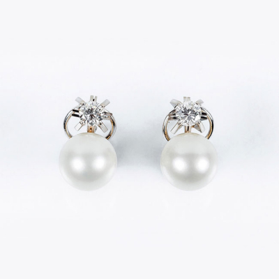 Pendientes en oro amarillo y blanco 18 K con una bonita perla australiana y un limpio y blanco diamante, 