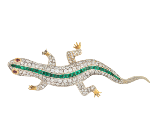 Broche con diseño de salamandra cuajada de brillantes de talla antigua, con línea de esmeraldas en talla carré y ojos de rubíes. 