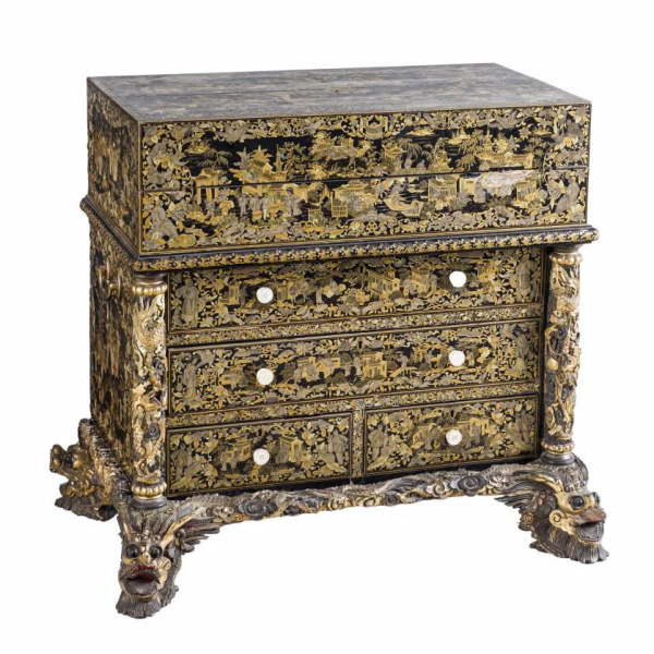 Importante y muy rara cómoda escritorio china Cantón S. XIX.  Realizada en madera tallada, lacada y dorada. 