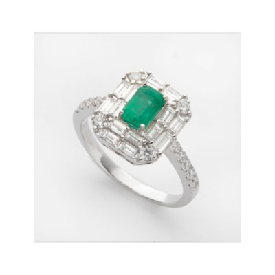 Sortija en oro blanco con esmeralda central y orla de diamantes 0,75 cts. 