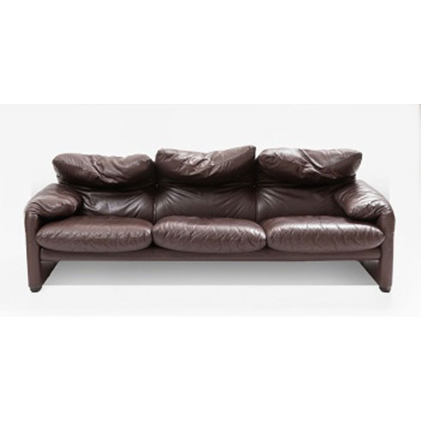 Sofá de 3 plazas en piel color marrón Diseño: V. Magistretti. Colección: Cassina. S. XX