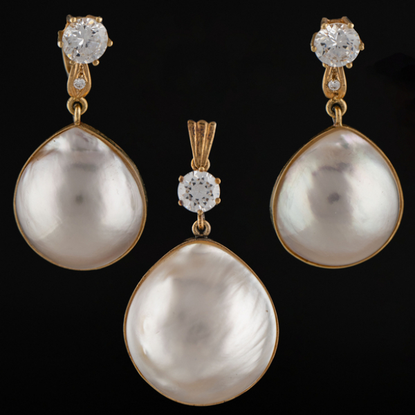 Juego de pendientes y colgante en oro amarillo de 18 kt con perla japonesa.