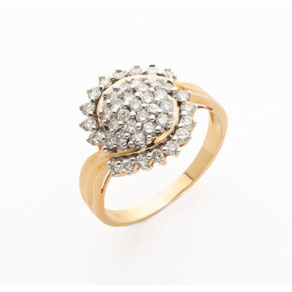 Sortija en oro amarillo y oro blanco con cuajado de diamantes talla brillante con un peso total de 1,20 cts. aprox.