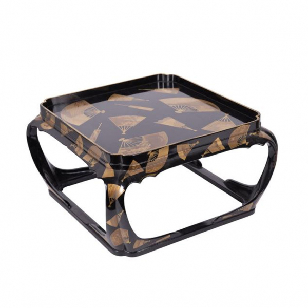 Mesa baja lacada Edo. En madera lacada en nshi-ji de oro y en laca makie con las patas y las asas en plata. 