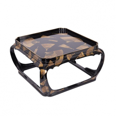 Mesa baja lacada Edo. En madera lacada en nshi-ji de oro y en laca makie con las patas y las asas en plata. 