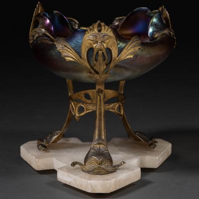 Centro de mesa Art Nouveau Austriaco en cristal soplado de varios colores y decoración en metal dorado.