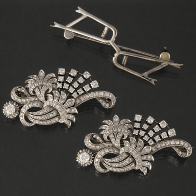 Conjunto de dos broches en forma de flor en oro blanco de 18kt y cuajado de brillantes talla antigua.
