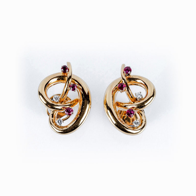 Pendientes vintage en oro amarillo, diseño de lazada calada decorada con piedritas rojas y diamantes talla brillante en garras