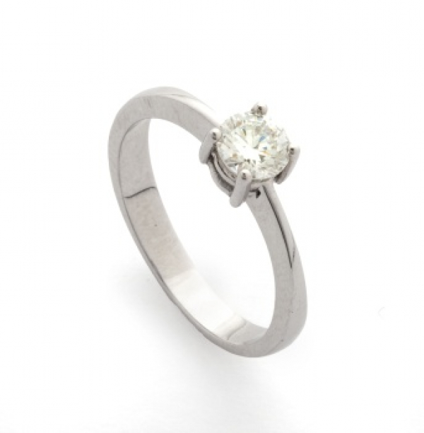 Sortija solitario en oro blanco con diamante talla brillante con un peso total de 0,50 cts. aprox.